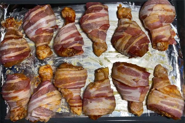 Pilons de poulet enveloppés de bacon