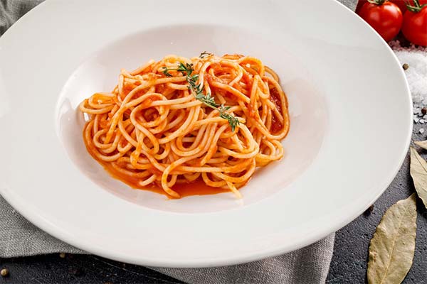 Nudeln mit Tomatenmark