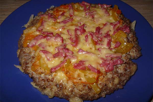Pizza aus gekochtem Buchweizen