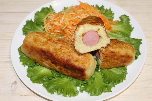 Saucisses dans la purée de pommes de terre