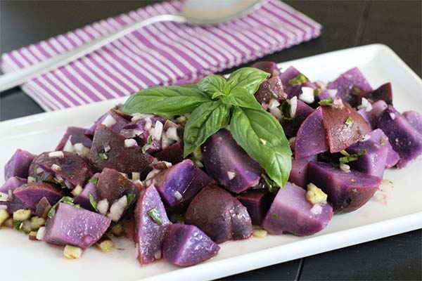 Pommes de terre violettes braisées au vin