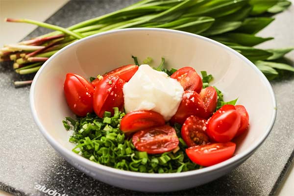 Ail des ours et tomates cerises
