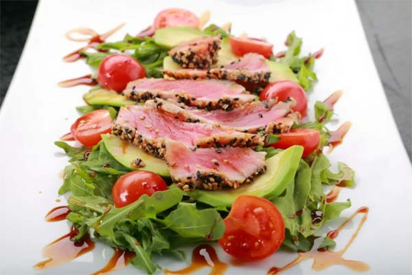 Französischer Salat mit Rucola und Thunfisch