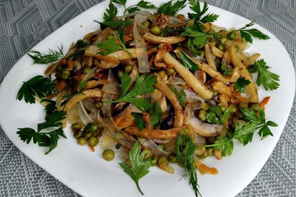Warmer Salat mit Tintenfisch und Reisnudeln