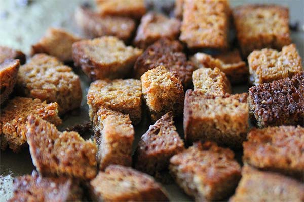 Croûtons croustillants de pain noir pour la bière