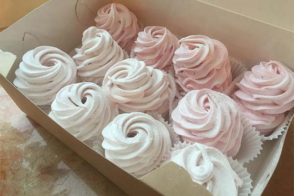 Wie bewahren Sie Baiser oder Meringue auf, damit es nicht feucht wird?