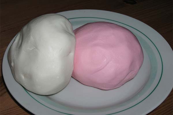 Comment ramollir la pâte à sucre séchée pour gâteau