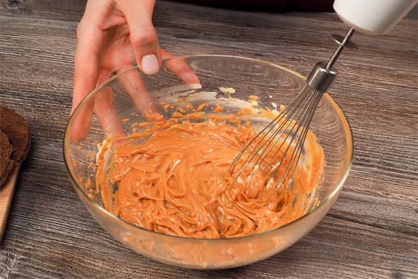 Crème pour profiteroles au lait concentré et au beurre