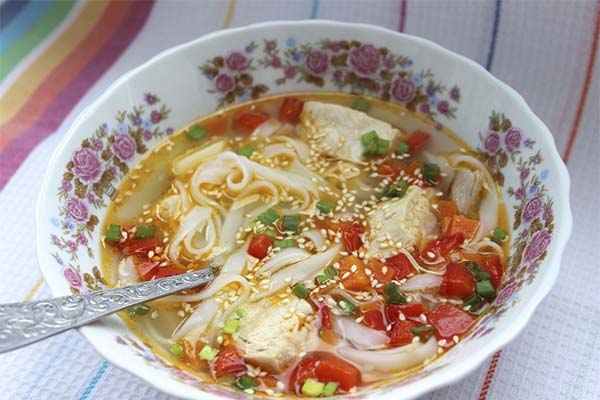 Hähnchensuppe mit Reisnudeln