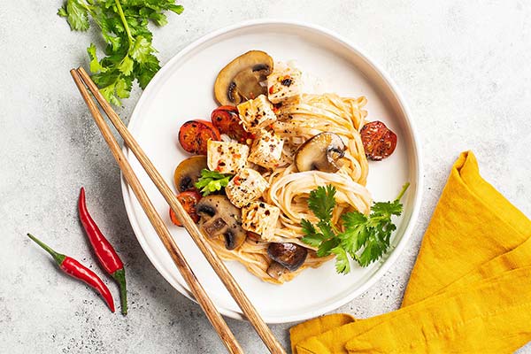 Nudeln in Tom-Yam-Soße mit Hähnchen