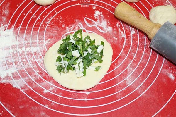 Fladenbrote mit Bärlauch und Käse