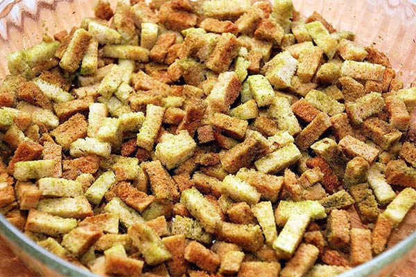 Croûtons à l'oignon pour salades et soupes