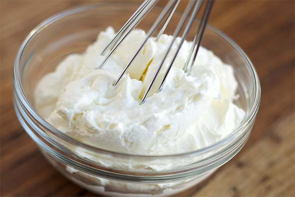 Recette de crème à la crème pour profiteroles