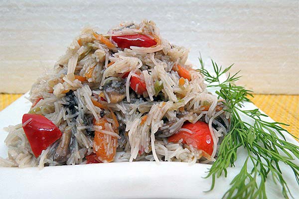 Reisnudeln mit Pilzen und Gemüse