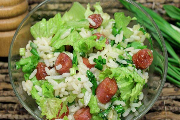 Salade de riz à l'ail des ours et à la saucisse