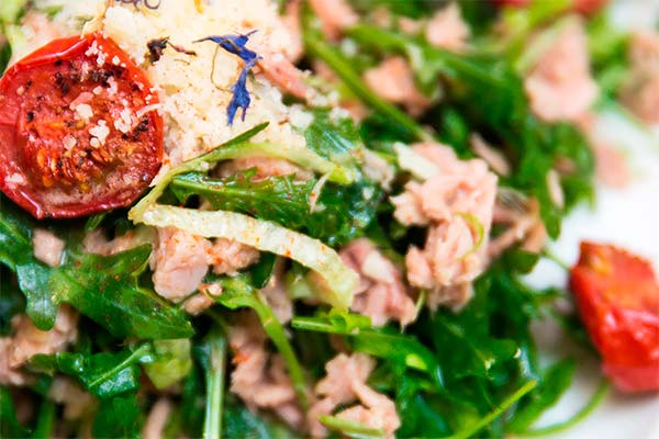 Salat aus Rucola mit Thunfisch und getrockneten Tomaten