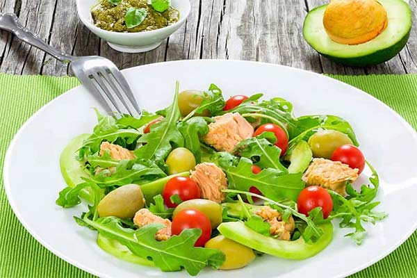 Salat mit Rucola, Thunfisch und Avocado