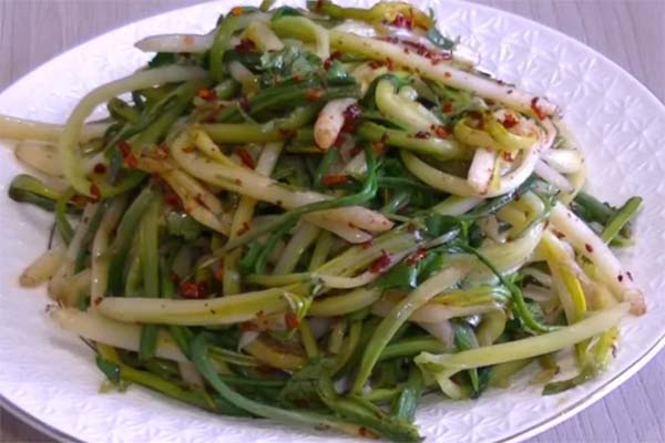 Salade d'ail des ours salé, de coriandre et de poivre