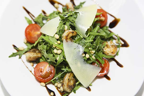 Salade aux crevettes, à la roquette et aux pignons de pin