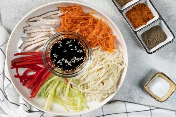 Salat mit Hähnchen und Reisnudeln