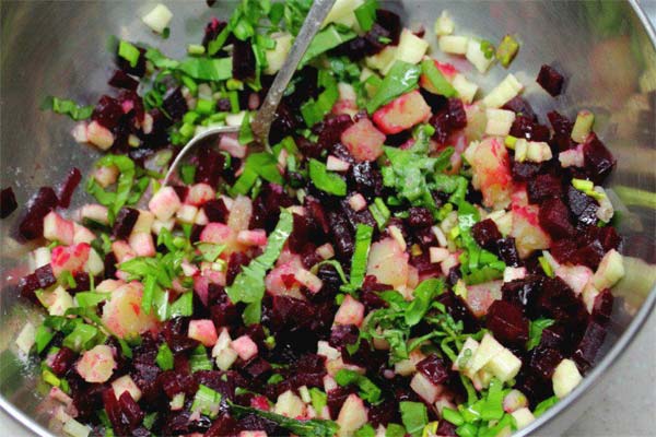 Salade à l'ail des ours mariné et à la betterave