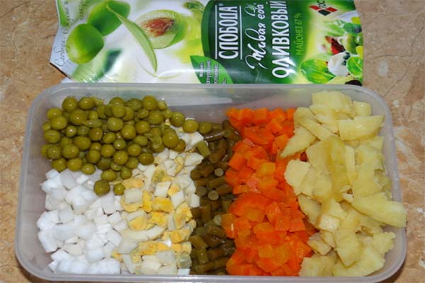 Salade à l'ail des ours mariné, à la coriandre et au poivre