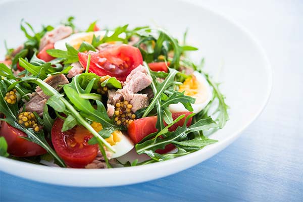 Salat mit Rucola und Thunfisch