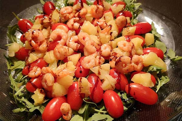 Salade de roquette, crevettes et ananas