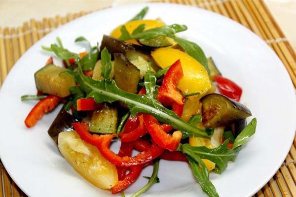 Salade de roquette, crevettes et aubergine