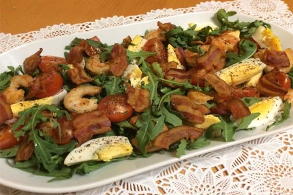 Salade de roquette, crevettes et bacon