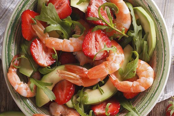 Salade de roquette, crevettes et fraises