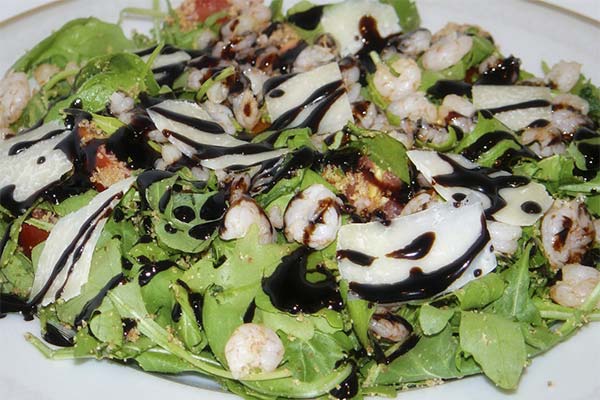 Salade de roquette, crevettes et amandes