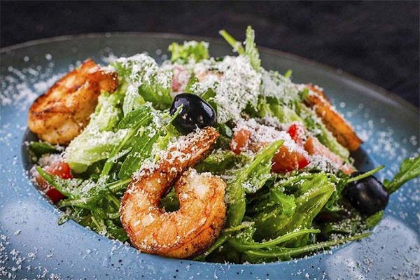 Salade de roquette, crevettes et olives