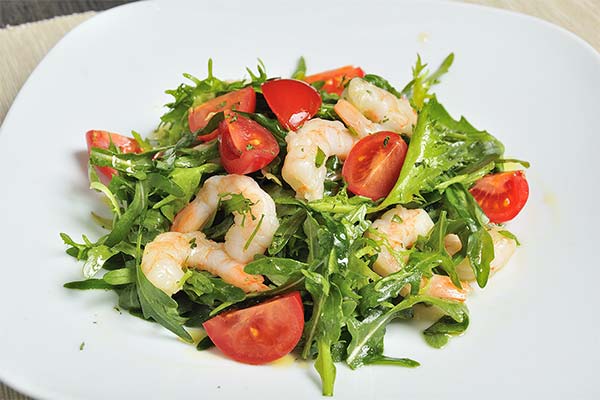 Salade à la roquette, aux crevettes et aux tomates cerises