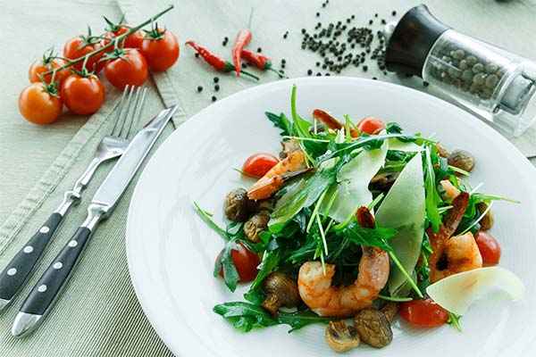 Salade de roquette, crevettes et champignons de Paris