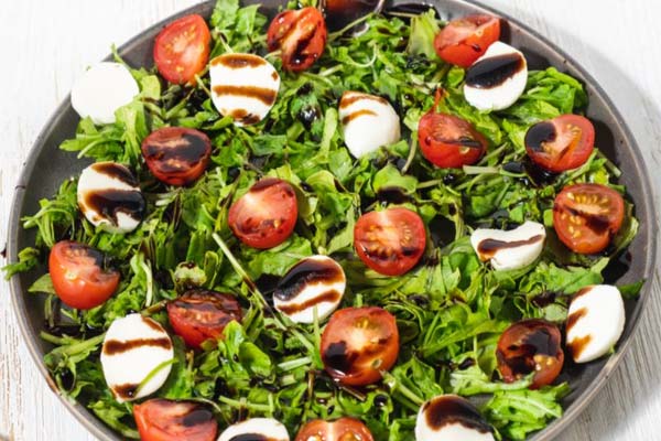 Salade à la roquette, aux tomates cerises et à la mozzarella
