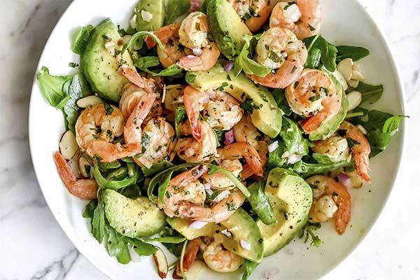Roquette aux crevettes tigrées, avocat et tomates