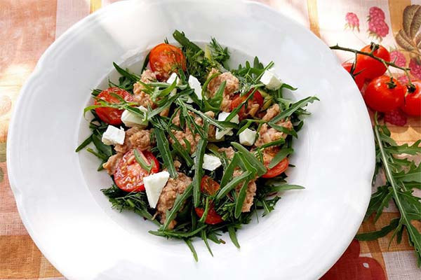 Salat mit Rucola, Thunfisch und Mozzarella