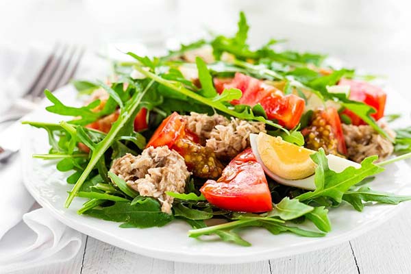 Salat mit Rucola, Thunfisch und Cherrytomaten