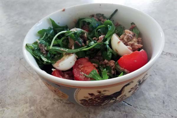Salat mit Thunfisch, Rucola und Wachtteleiern
