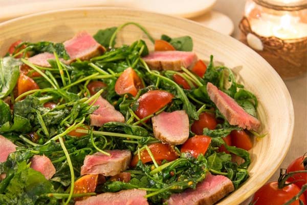 Salat mit gebratenem Thunfisch und Rucola