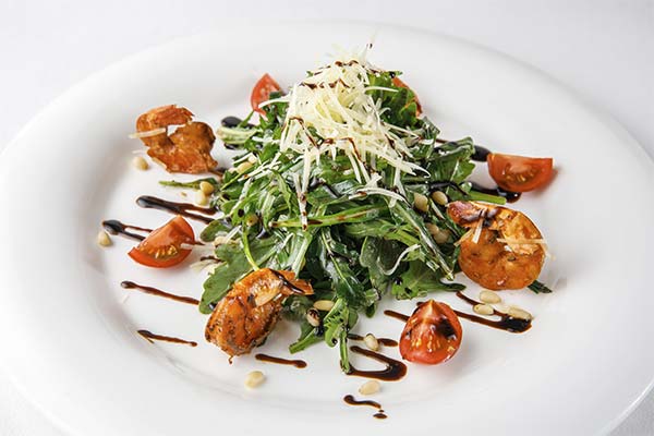 Salade de roquette, parmesan et crevettes