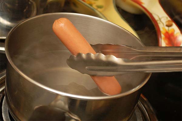 Wie lange kochen Sie Würstchen in kochendem Wasser?