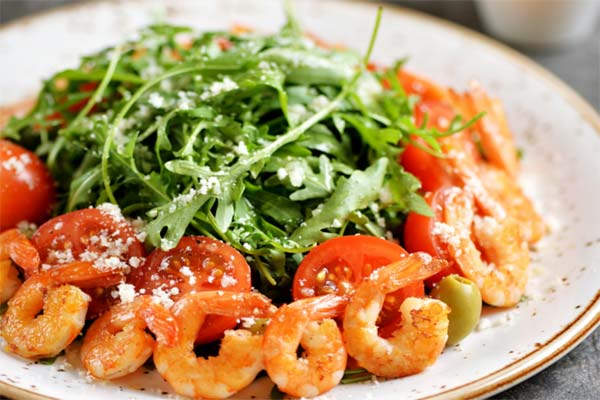 Salade tiède à la roquette et aux crevettes