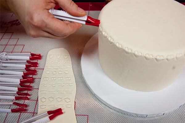 Comment bien fixer la pâte à sucre sur la crème ?