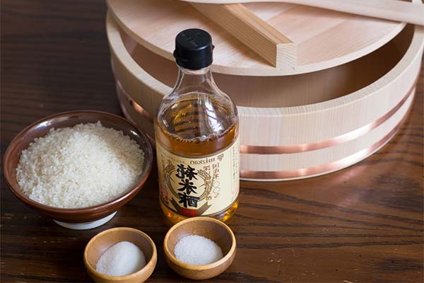 Womit können Sie Reisessig in Rollen und Sushi ersetzen?
