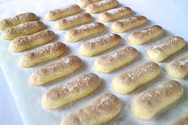 Par quoi remplacer les biscuits savoiardi pour le tiramisu?
