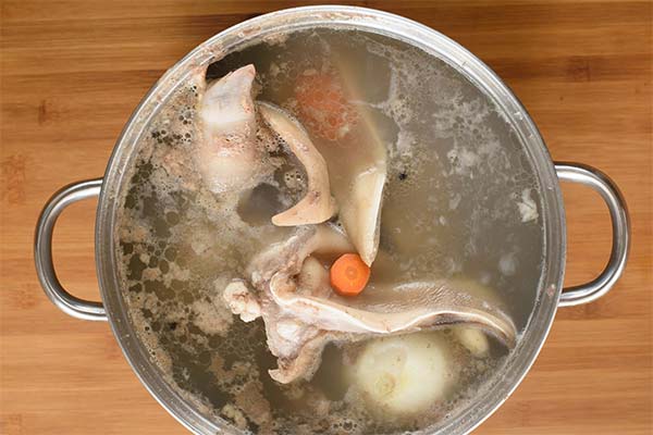 Comment cuire le kholodets avec des pieds de porc et du jarret