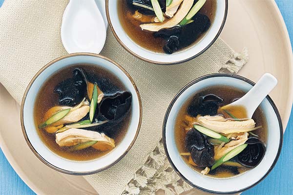 Suppe mit Holzpilzen