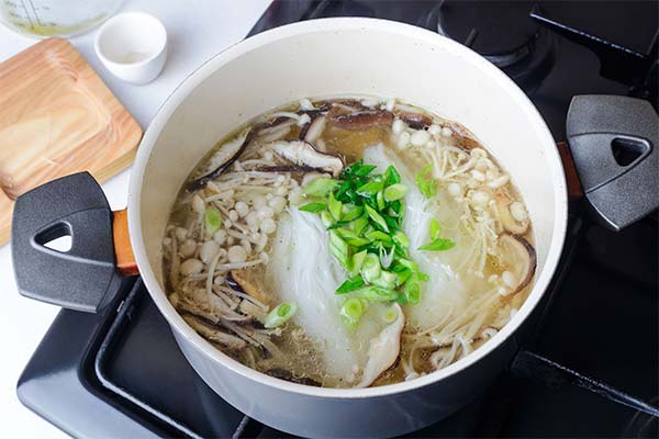Suppe mit Enoki